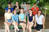 Un grup de tineri activi și voluntari din Ustia implicați într-un proiect de amenajare a unui loc cu și pentru tineri